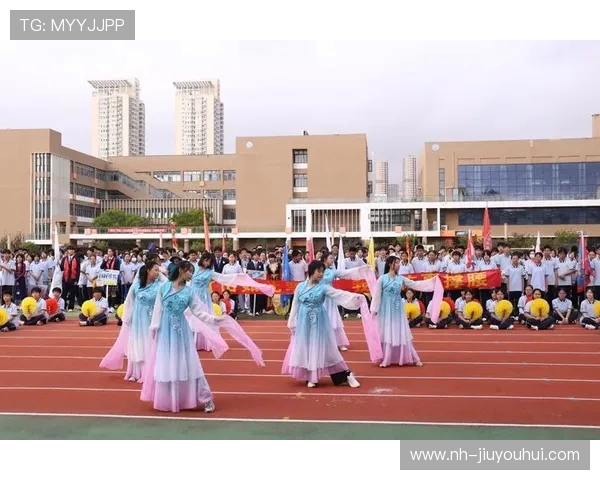 日本街头足球雕像展现城市活力与运动精神的独特融合