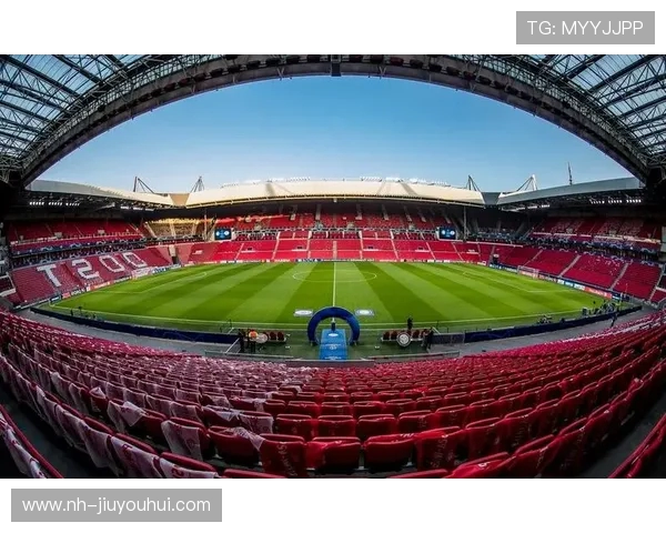 足球场上进球惊喜求婚浪漫瞬间见证爱情升华的动人时刻